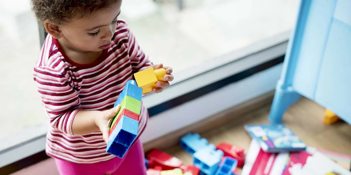 Dziecko bawiące się klockami
